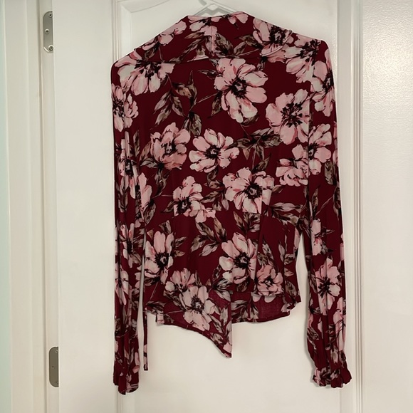 Floral long sleeve wrap shirt, size medium, in great condition - Picture 3 of 3